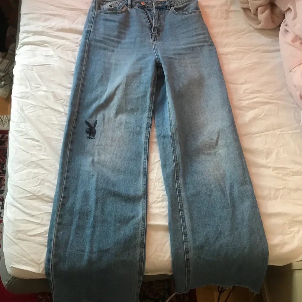 Superfina highwaisted jeans från veromoda med påritade Playboy kaniner . Jeans & Byxor.