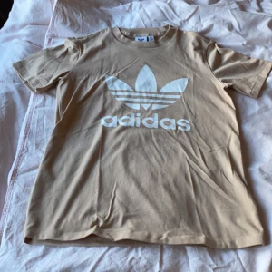 Adidas tröja  - Säljer båda adidas tröjorna, aldrig använda en turkos och en ljusbrun 1 för 100 båda för 150