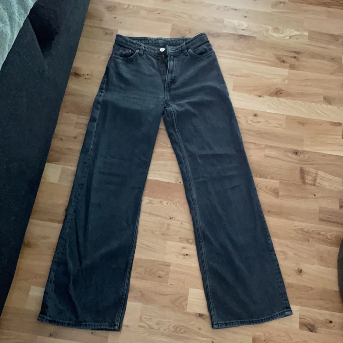 grå svarta jeans från monki 