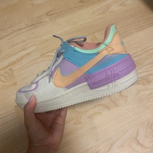 Air force shadow - Pastel - Jag säljer mina air force shadow då de aldrig kommer till användning längre, de är i väldigt fin skikt men de är tyvärr inte äkta, men jag skulle säga att de är väldigt lik så man ser inte att de är kopior :D ! Priset går att diskuteras vid snabb affär !