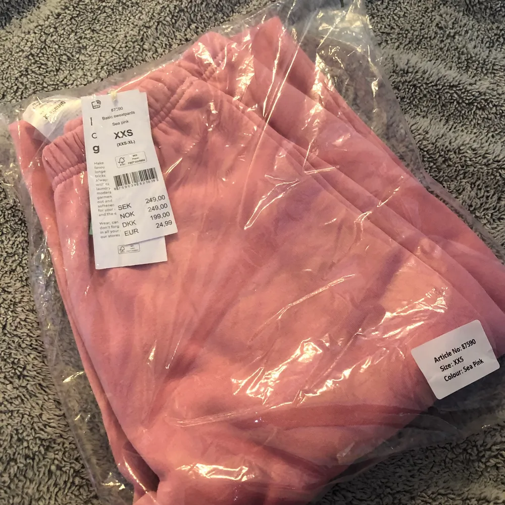 Säljer dessa mjukisbyxor från ginatricot🤍 de ligger kvar i plasten, därav helt oanvända🤍 storlek xxs men skulle säga att de passar även xs🤍 frakt tillkommer #mjukisbyxor #ginatricot #rosa (fraktkostnaden kan ändras). Jeans & Byxor.