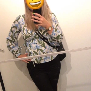 Omlott blus storlek s - Omlott blus i storlek s. I siden material. Gummiband i ryggen så man får snyggare kurvor. Som ny i skick 