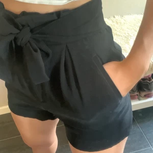 Tie-belt shorts  - skönt material, bra skick, perfekta sommarplagget🤝 slutsåld i butik! väldigt lik produktbilden på slide 3, förutom variation i hylsorna och fickorna