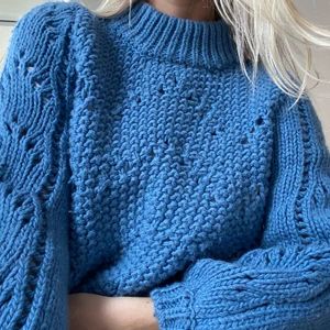 Blå stickad tröja - Blå stickad tröja med ballongärmar från hm. Storlek är S! Buda i dm eller köp direkt för 250kr+frakt. Högsta bud just nu 120kr+frakt