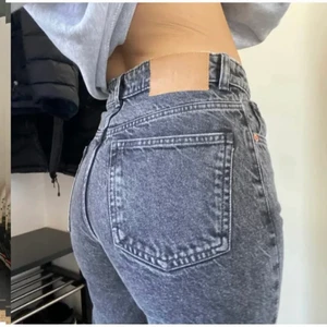 Zara jeans - Lånade bilder! Najs jeans från zara i en mom jeans modell⚡️⚡️ köpare står för frakt 