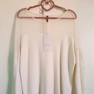 Oanvänd tröja från nafnaf - Fin stickad tröja från nafnaf med spets detalj som går ner genom armen, oanvänd med lapp kvar (nypris 60€), stl M. Betalning sker genom swish och köparen står för frakten😁