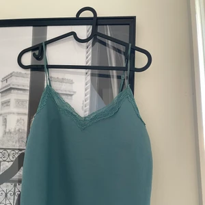 Blått linne  - Ett linne från zara i en fin blå färg. Säljer då jag inte för användning för det längre. Det är använt få gånger och därför i ganska nyskick. 💞 