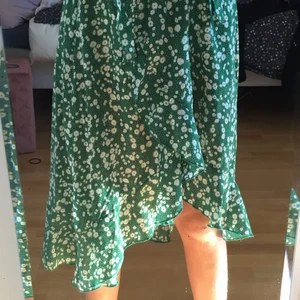 Kjol - Jag säljer min kjol från Shein. För att jag tycker den är lite för stor men jättefin. Med en lite rosett i midjan. Den är från barnavdelningen men passar en XS.