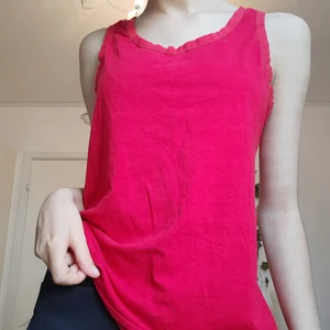 Red simple tank top - Säljer denna röda linnen som jag har använt några gånger. Kondition: jättebra men några tråd ute. Storlek:S. Frakt 66 kr. Den är mer mörk röd än bilden 