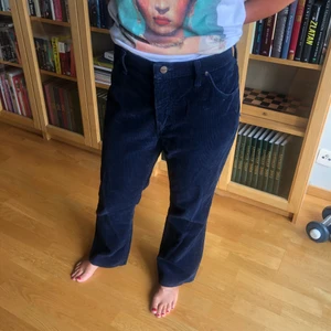 Wrangler manchester byxor - Raka byxor i mörkblå manchester 