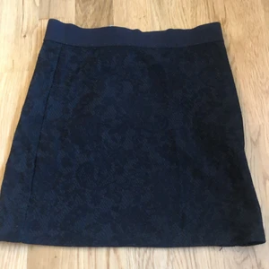 Kjol - Jättefin svart kjol i storlek 34 från HM, knappt använd. Köparen står för frakten💞