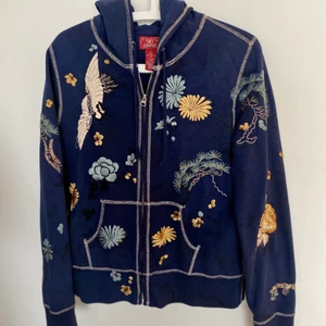 HOODIE - Skitsnygg sällsynt hoodie i super bra skick! Storlek L men sitter snyggt oversize på en S/M. Går nog ej att få tag på en likadan då jag köpt den secondhand. Fastpris 200 + frakt 💕