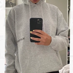 Hoddie valient - Ljusgrå hoddie Märket valient 👔 kommer inte längre till användning utan endast använd få gånger men inga tecken på användning. Skriv för fler bilder vid intresse. Köparen står för frakten. S men sitter eller som M på mig! Köpt för dubbla priset på Carlings