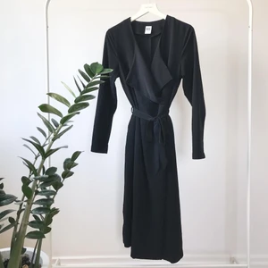 Klassisk trenchcoat  - Klassisk trenchcoat från Vero Moda. Har fickor och knyte i midjan. Använd fåtal gånger💗