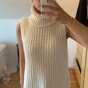 Stickad polo ⭐️ - En lång stickad polo som är dels snygg att ha som på bilden eller med en tröja under. Supermysig tröja! 