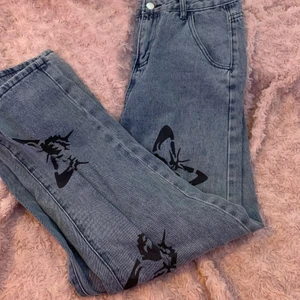Jeans med tryck - Ett par jeans som jag använt 2gånger lite förstora för mig så jag använder ej dom. Pris kan diskuteras 