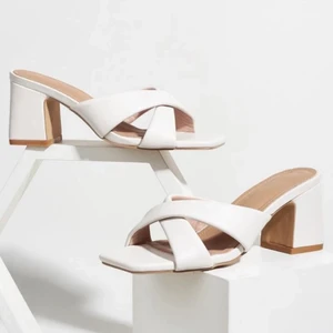 Skor - Säljer dessa fina skor som är helt oanvända pga fel storlek!💘 Bilder skickas vid intresse