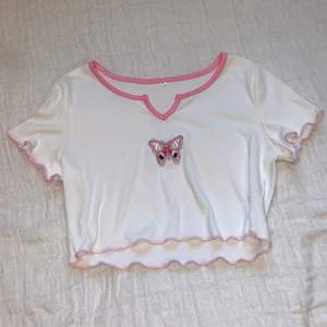 Cute white crop top with pink detailing and a butterfly patch // New condition // Buyer pays for shipping (even though it says frees shipping in the post) 