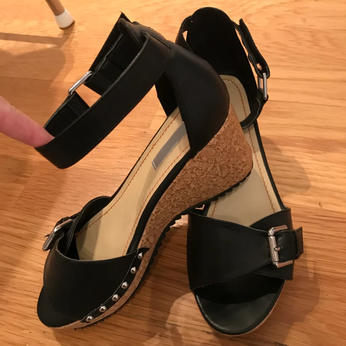 Klacksko i läder med nitar - 90