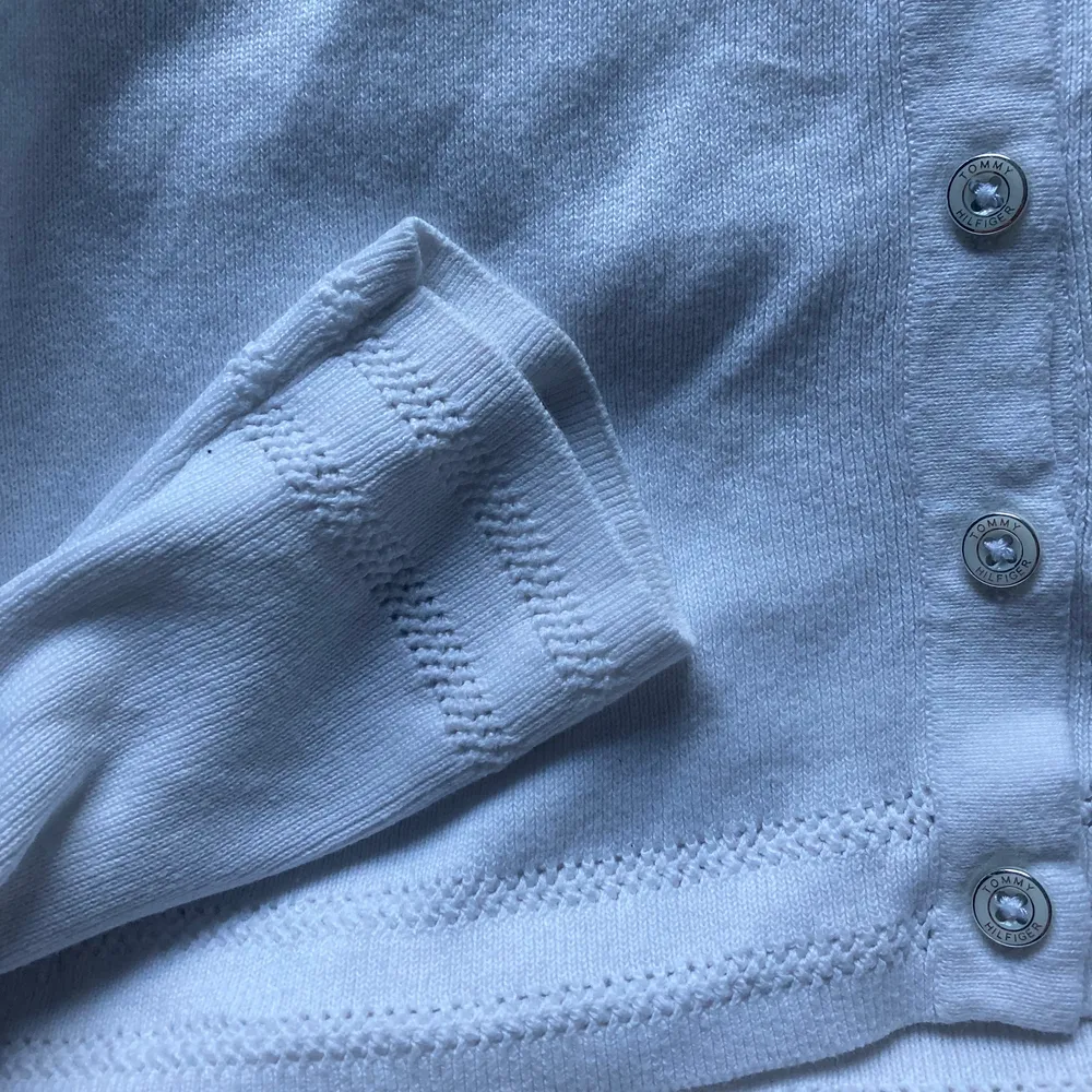 Jättefin tröja i bra skick! Superfina detaljer och bra material. Storlek xs/s. Tröjor & Koftor.