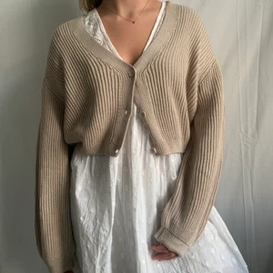 Stickad kofta! - Beige stickad kofta från NA-KD med balloon sleeves. Är 170 och har oftast S/36. Använd några gånger med i nyskick! 