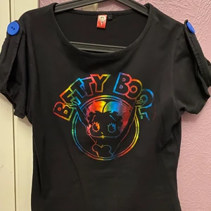 Betty boop hollow t shirt  - Super fin och skönt Betty boop t-shirt som jag köpte på Plick i sommaren av 2020. Har bara använt några gånger och det är gott som ny💕 Storleken är L men passar bra som XS. 