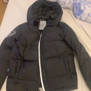 Dbarnd jacka - Säljer min fina dbrand jacka som jag knappt har använt pågrund av fel storelk jackan har inga skador och är precis som ny.