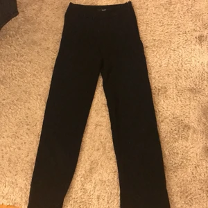 Kostymbyxor svarta - Säljer mina kostymbyxor från Bikbok strl 36. Dem är lite noppriga av tvätten därav det billiga priset😋😋köparen står för frakten