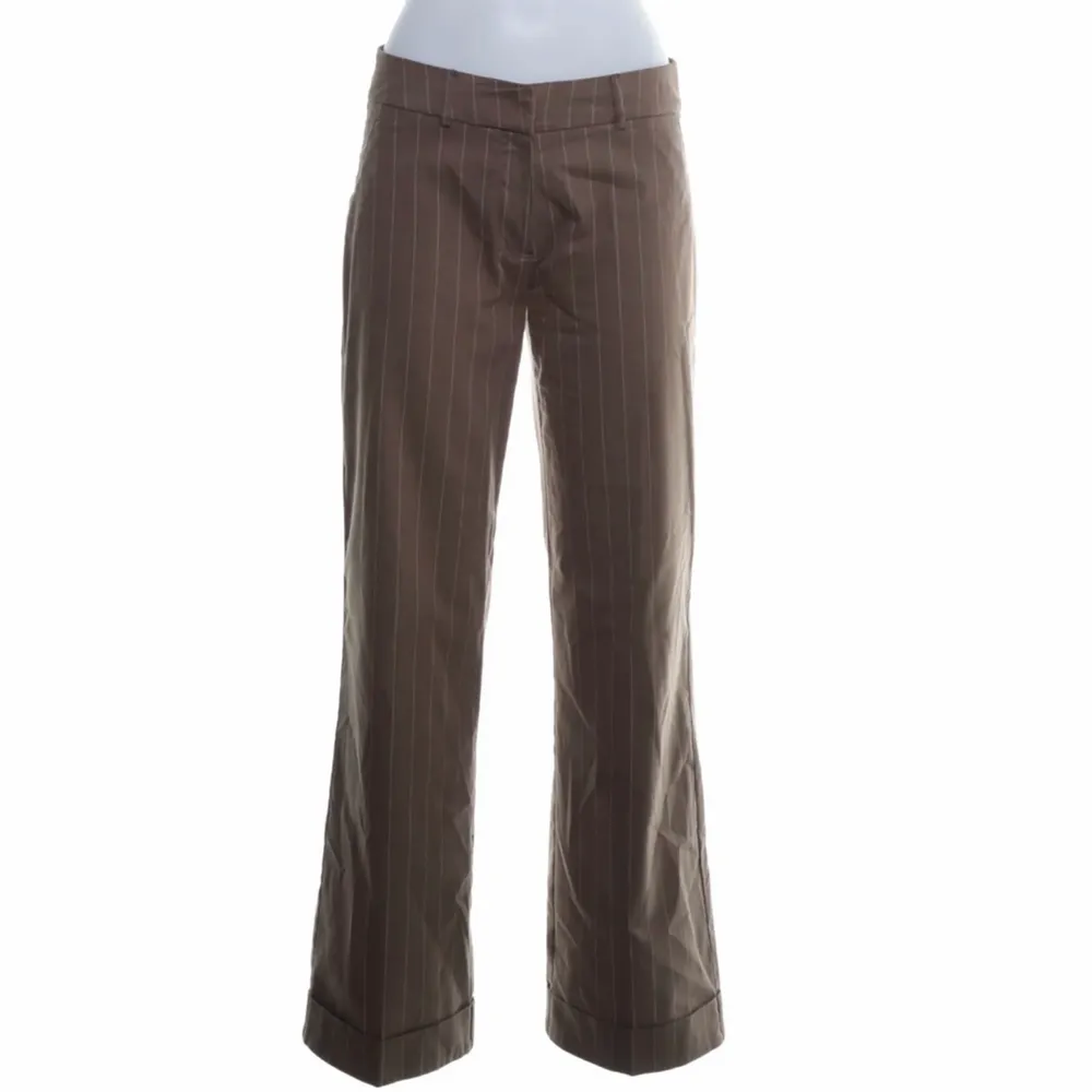 Bruna kostymbyxor köpta från sellpy i storlek 36:) knappt använda och ser helt nya ut, säljer för 150kr+ frakt💕. Jeans & Byxor.