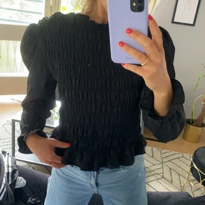 Blus från H&M - Svart blus från H&M. Oanvänd. Storlek L.