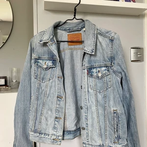 Jeansjacka från Levi’s - Klassisk jeansjacka från Levi’s i storlek L men den är lite liten i storleken. Betalning sker via swish, jackan skickas då samma dag!