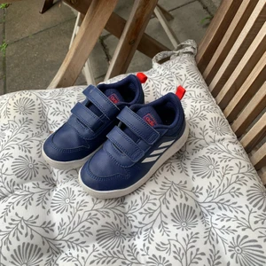 Addidas sneakers barn storlek ”25” - Knappt använda då användaren växte ut dom 