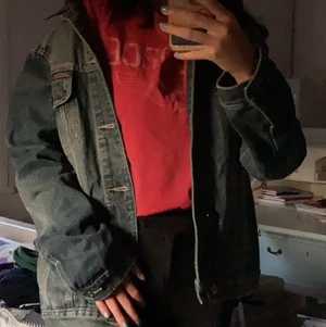 Vintage jeansjacka - Nyköpt jeansjacka som aldrig använts i storlek L men kan användas som en oversized jacka med. Säljer denna dina jacka då jag inte använder den. Nypris är 279kr.                                                                          Kan mötas upp i Göteborg, Mölndal och Kungsbacka vid köp annars står man själv för frakt💕