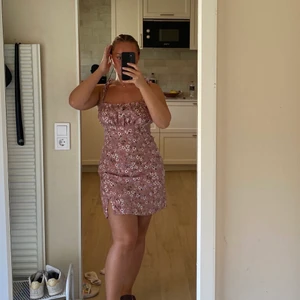 Blommig sommarklänning i strl M  - Söt liten klänning. Använd en gång. 