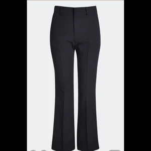 Bik bok svarta kostymbyxor storlek 34 - Sjukt snygga kostymbyxor med fake fickor bak, fickor på sidorna, dragkedja med spänne fram, byxorna är som nya, säljer då de är för korta för mig, kom privat för övriga bilder, är 1,72, köpta för 400kr