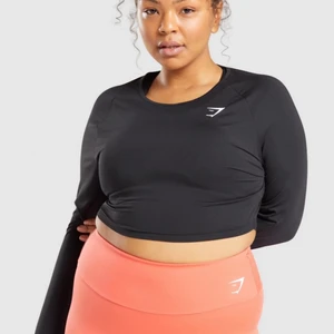 Crop topp från gymshark - Svart tränings crop topp från gymshark, helt oanvänd bara testad då jag egentligen inte skulle ha den men så krånglade returen så nu säljer jag den💗