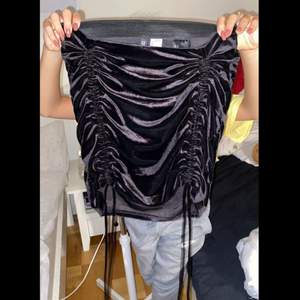 En svart kjol med snören som man kan justera själv hur man vill ha det/se ut. Endast provad en gång! Skicka pm för bättre bilder!😁