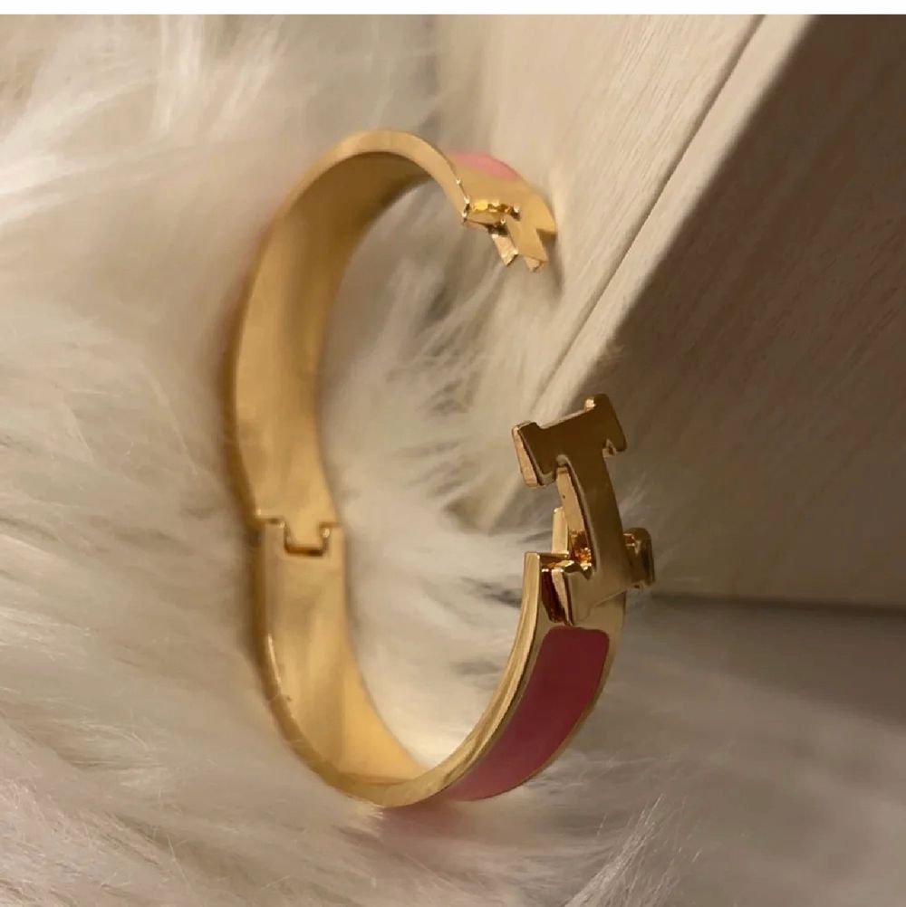 Jätte fina Hermes armband som är oanvända. Finns i vit/ rosa med guld men andra färger kan beställas. 1=250kr, 2=400kr. Box och påse kan fixas för 50kr. Kan skickas spårbart eller med frimärke eller hämtas i Malmö :) (kopior). Accessoarer.