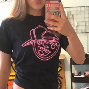 Babytee  - En tajt lite kortare t-shirt som inte kommer till användning:/ känns som ny! Det är stl 158 men jag har S i vanliga fall, det beror på hur man vill att den ska sitta 💕 möts upp på söder eller köparen står för frakt!