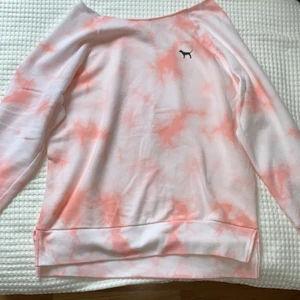 Pink oversized sweatshirt  - En rosa vit oversized sweatshirt från Pink. Aldrig använd