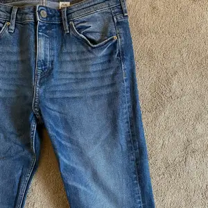 Utsvängda jeans i en fin mörkblå färg som är perfekt inför hösten, passar en S skulle jag säga men beror lite på hur man vill att de ska sitta. Vore superfint att klippa både hål och slits i dem. Säljer på grund av att de är för små för mig⭐️Köparen står för frakten⭐️