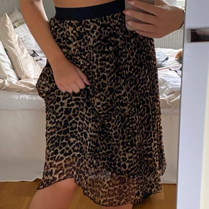 NA-KD plisserad kjol 💘leopard strl 34 - I bra skick🥰.  Skönt material och sitter fint. Nypris: 299. Går undefär ner till knäna. Skriv för ytterligare detaljer🖤. 