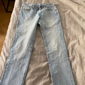 Ett par ljusa levis jeans w28 l32