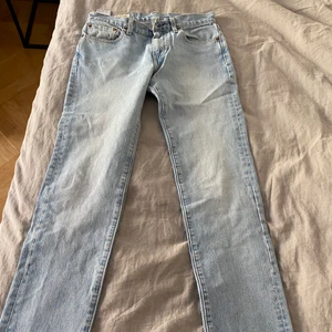 Levis jeans  - Ett par ljusa levis jeans w28 l32