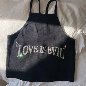 Topp med rhinestones🌈 - Ascoolt linne som jag har dekorerat med hotfix stenar. Köpt på zara, använt några gånger bara🌈