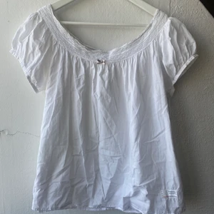 Odd Molly blus  - Söt vit blus från Odd Molly i stl. 2 motsvarar stl. M. Fint skick, kan bara behöva strykas. 