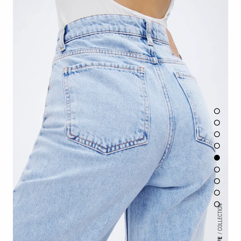 Säljer dessa helt slutsålda zara jeans då de är några cm förkorta för mig (är 177). Jeansen har slits och är lätta att klippa kortare. Jeansen är helt oanvända. (Endast testade och tvättade 1gång) Vid frågor eller fler bilder är det bara att kontakta mig. (Ej budgivning längre, först i kvarn) . Jeans & Byxor.