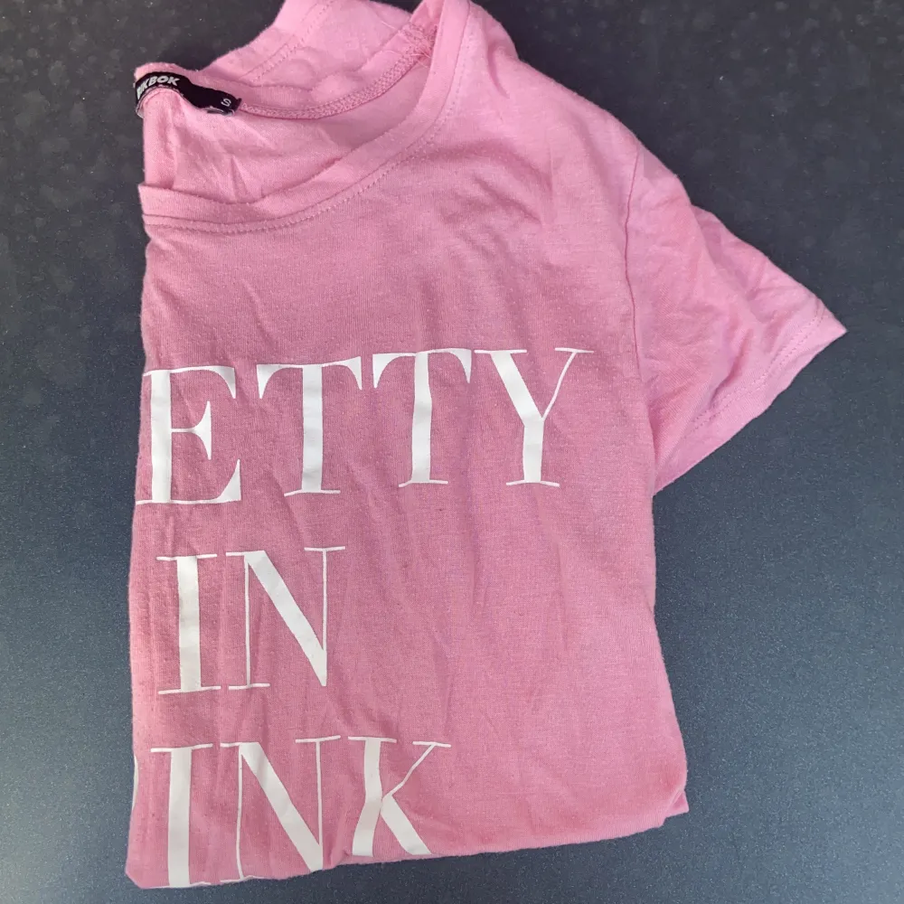 Rosa T-shirt med texten ”Pretty in Pink”. Passar perfekt som vardagströja eller att sova i. . T-shirts.