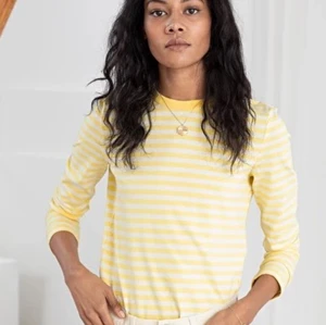 &other stories tröja - Randig gul tröja från &other stories. Använd max 3 ggr! Nyskick!💕 Strl: 36 / S Nypris: ca 300 kr