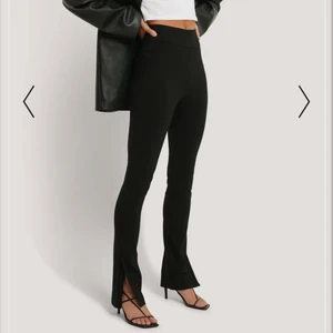 Tights med slits 🖤 - Ett par liknade tights som förra men dessa är i ett stretchigt och ish glansigt material som formar kroppen så snyggt🤍 får som sagt inte till några bra bilder själv så tagit från nakds egna sida 🤍